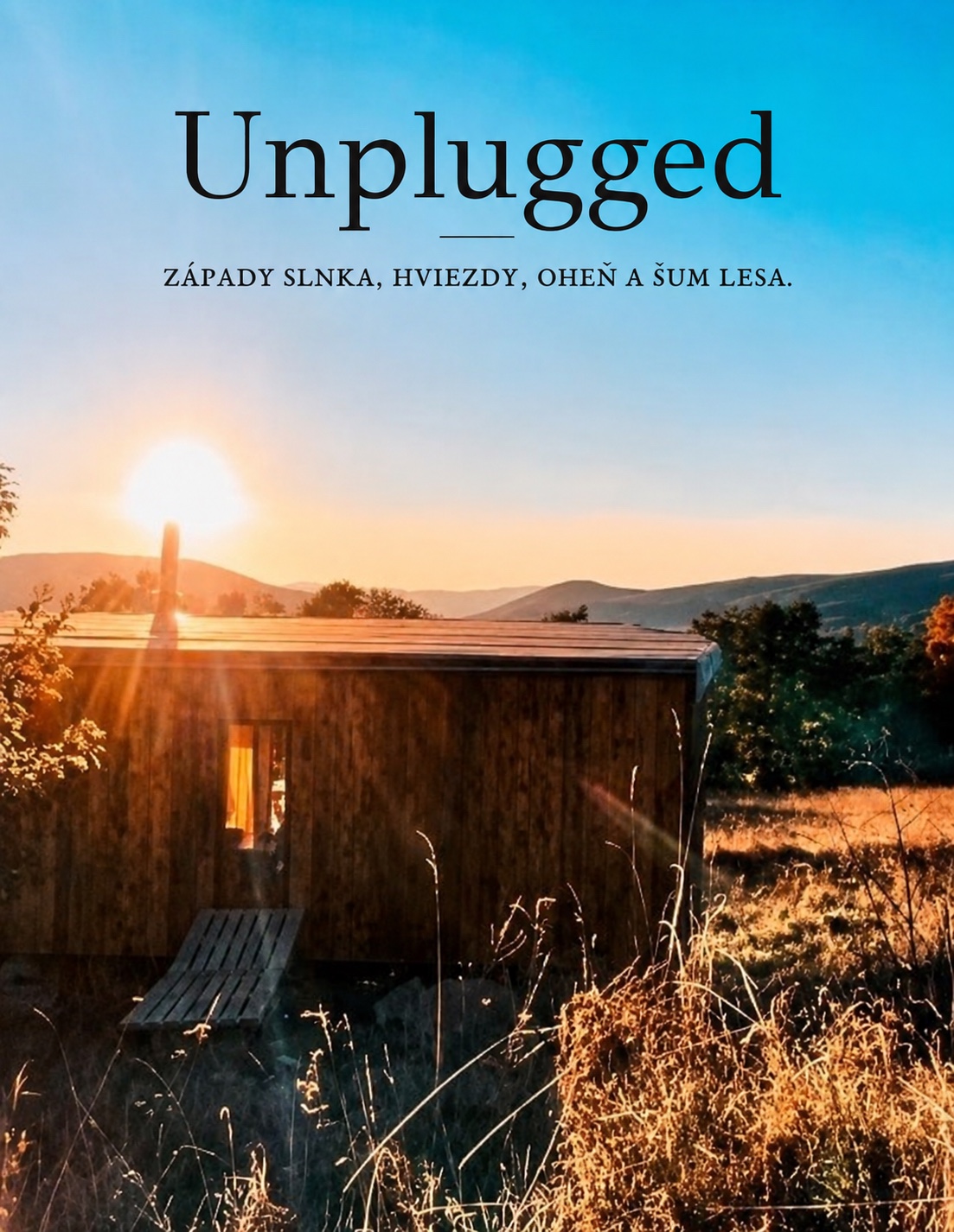 Tiny house Unplugged pri západe slnka s výhľadom na krajinu